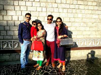 Sachin and his family click a photo in Manali
