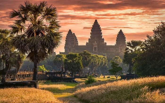 Explore the beautiful ancient town of Siem Reap that provides an entry to the Angkor temples