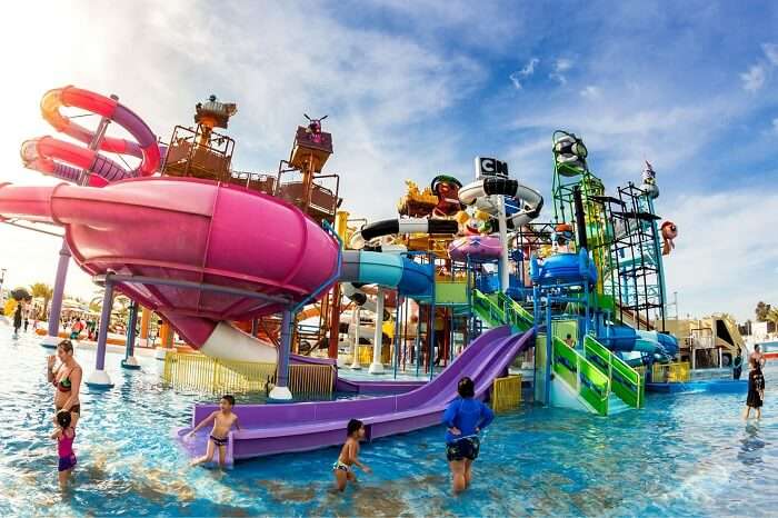 Many travelers have fun in Cartoon Network Amazone Water Park