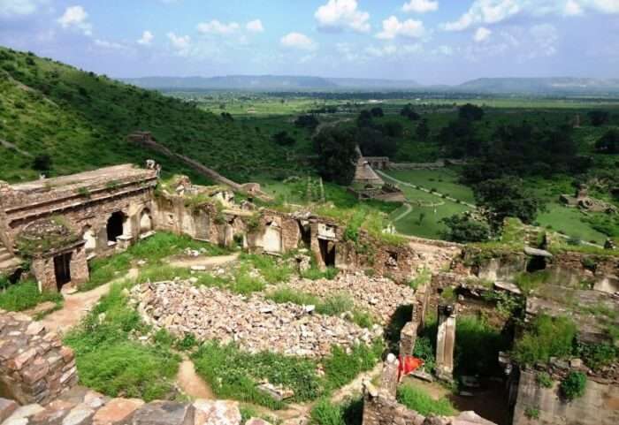 Ruins of Bhangarh Fort in Rajasthan - One of the most haunted places in Rajasthan