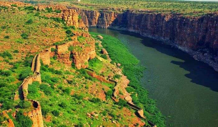 Wander through the ruins of Gandikota fort