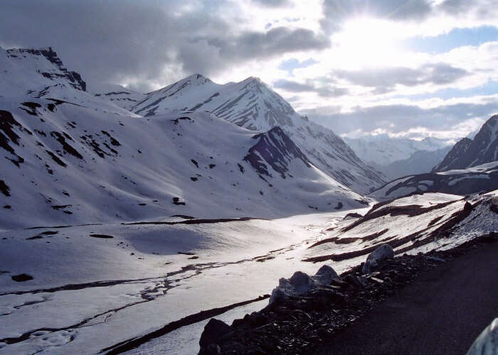 Let the charm of the snow capped landscape of Marhi bowl you over