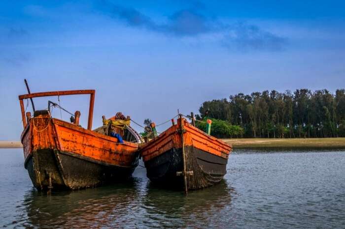 Fishing boats approaching the shore in Digha