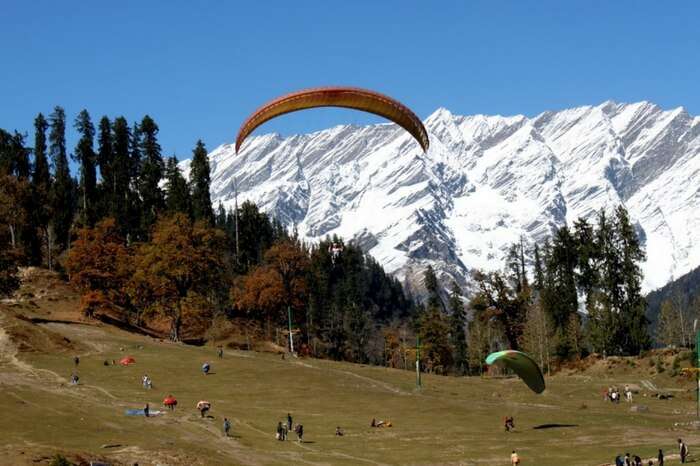 People trying paragliding in Solang valley