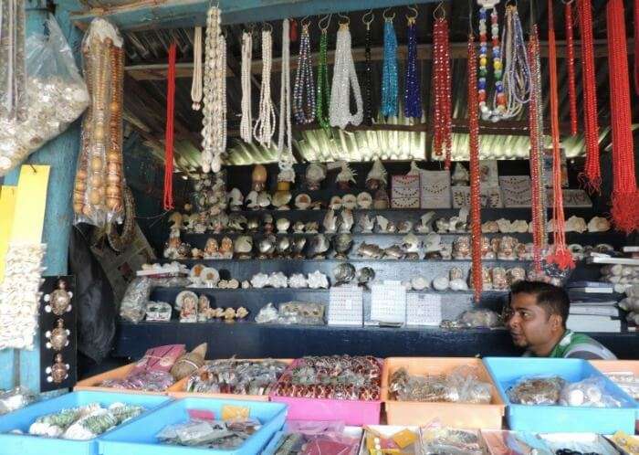 A shop selling sea shell, jute, and wood based handicrafts at Aberdeen Bazaar