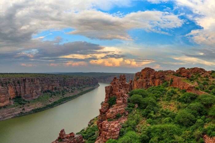 the mesmerising views of the gorge with the Pennar river flowing through it