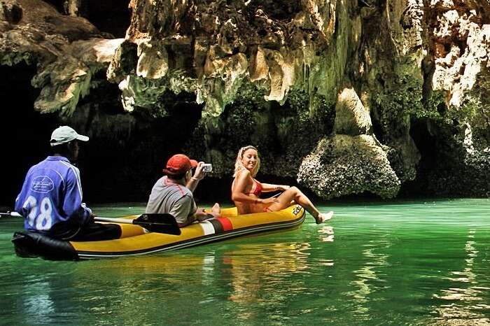 Um casal em um passeio de canoa na Baía de Phang Nga em Phuket