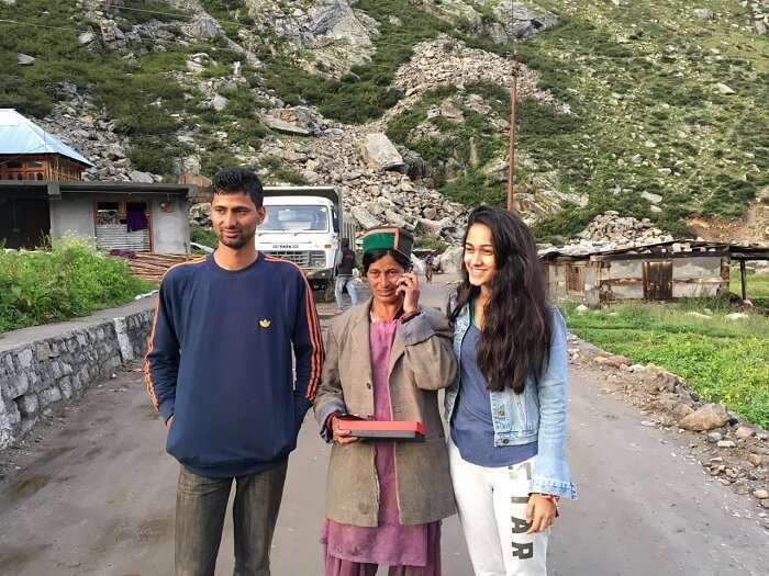 Lehan with Manu bhaiya and her friend in Chitkul