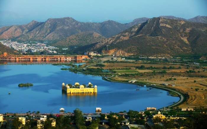 Jal Mahal located in the middle of Mansagar Lake