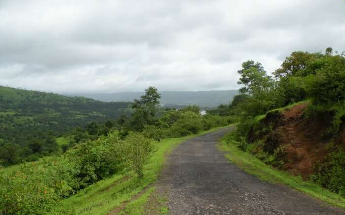 Road to Velhe Village