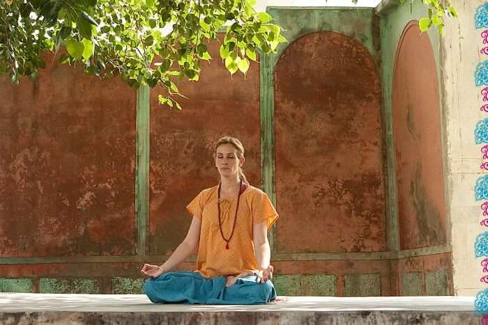 Julia Roberts meditating in an Indian temple