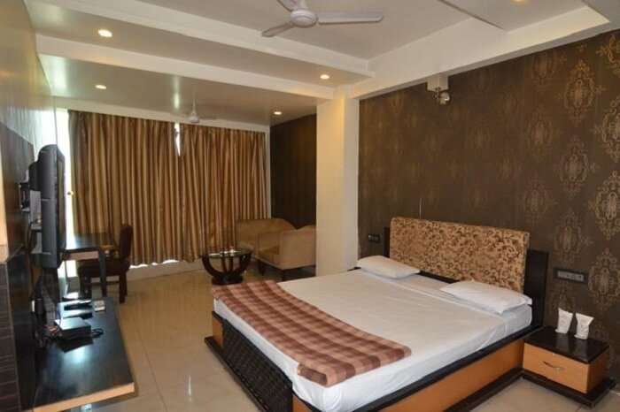 A simple and elegant room in Hotel Plaza Inn in Ajmer