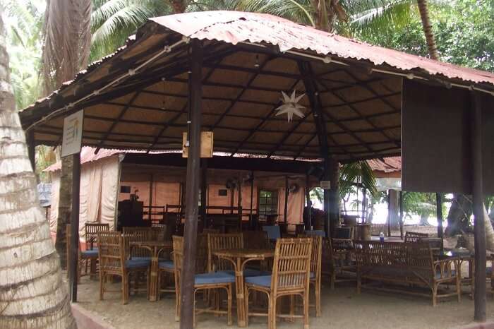 A dining facility at the Island Vinnies Tropical Beach Cabana in Havelock
