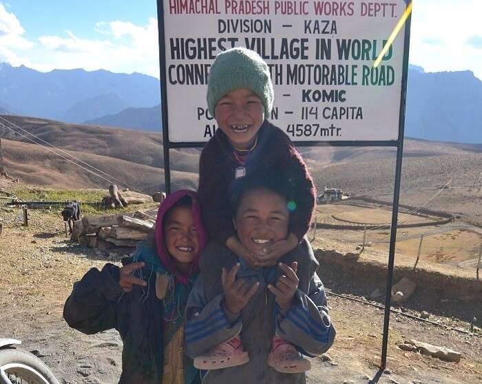 Children at the Komic village