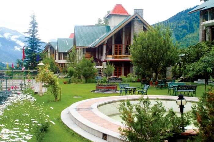 Highland Park in Manali overlooking mountains