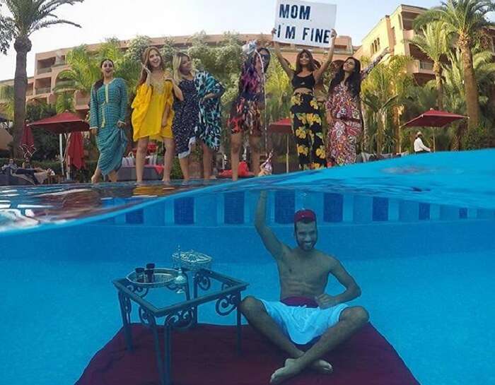 Jonathan Quiñonez underwater in a pool