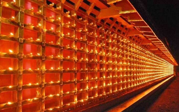 Tibet Budist yeni yılı sırasında aydınlatılan tereyağı lambaları