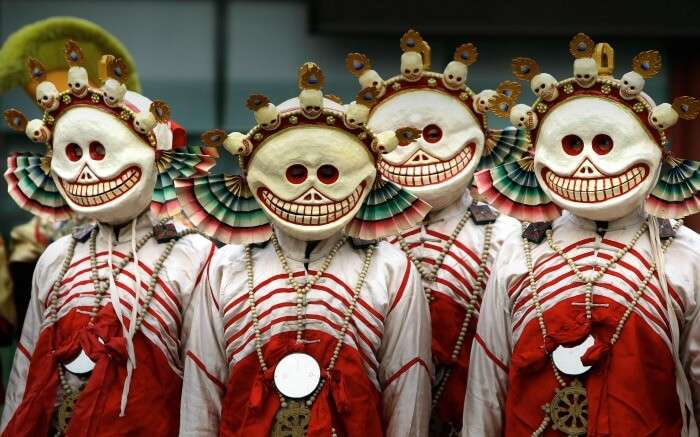Tibet Losar Festivali sırasında Da Gui Jie veya Ghost Defetme töreni sırasında maskeli keşişler