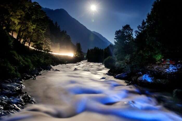 A night shot of the Parvati River at Kasol, places to visit near Delhi for New Year