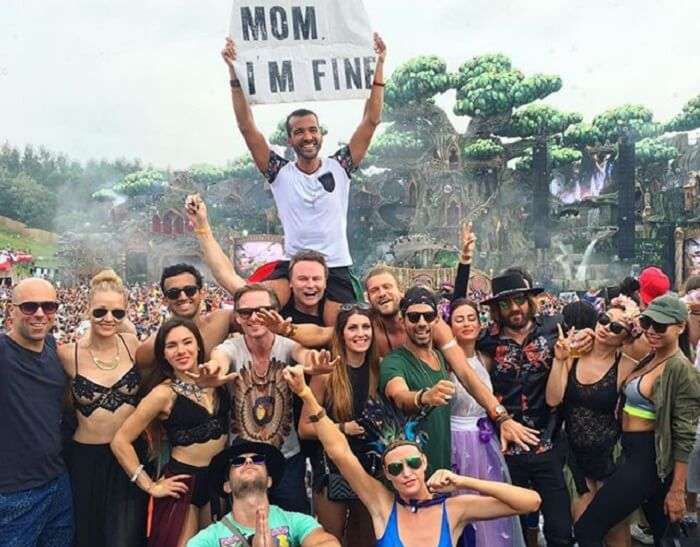 Jonathan Quiñonez at Tomorrowland with mom i am fine card