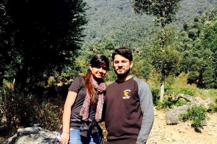 couple traveling together to a hill station