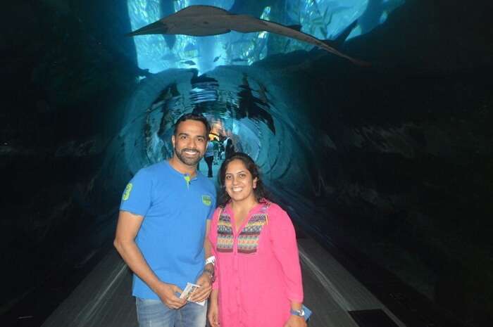 Couple enjoying at the aquarium in Dubai