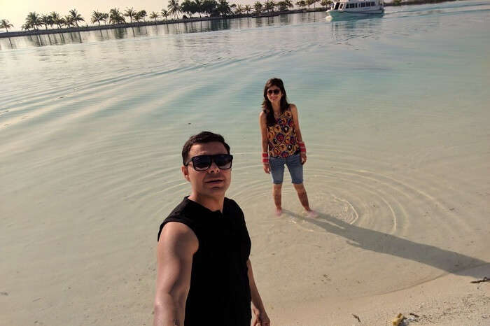 couple clicking selfie near the beach