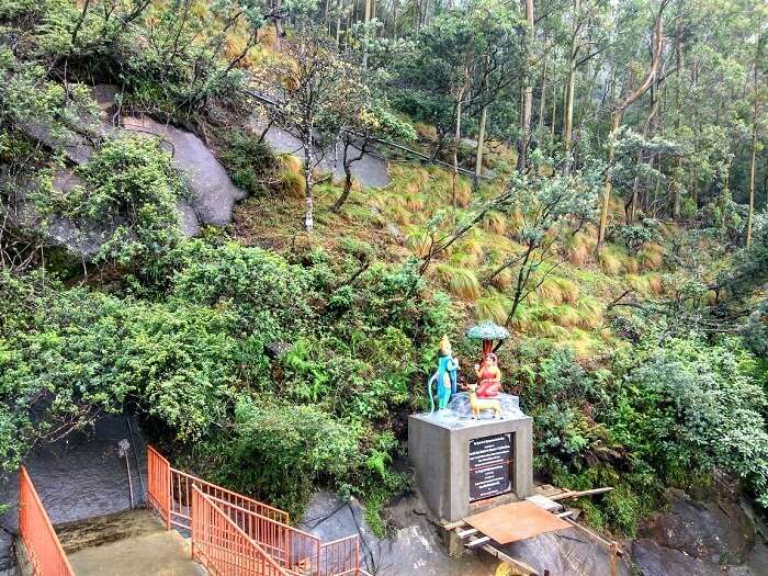 Family visiting temples in Sri Lanka