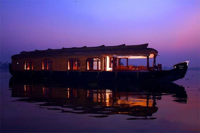 Backwater Cruising In a Houseboat Kerala