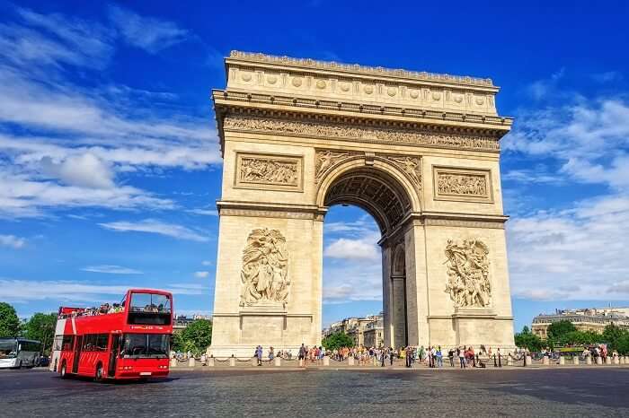 The Arc de Triomphe de l Etoile on a sightseeing tour of Paris