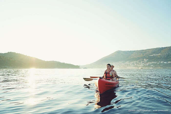 Honeymoon couple kayaking in mexico