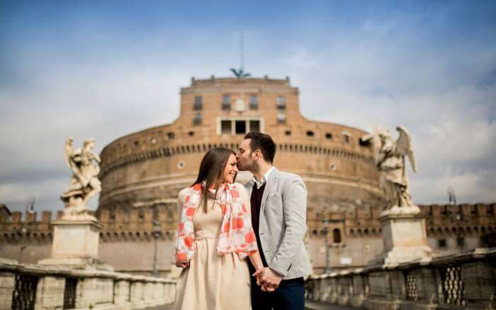 A couple in front of Castell Sant'Angelo