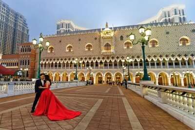rsz_1shutterstock_521537047_romantic_couple_at_venetian_macao_casino_and_hotel_luxury_resort_in_macau_in_china_illuminated_with_golden_light_late_in_the_evening_people_on_the_background