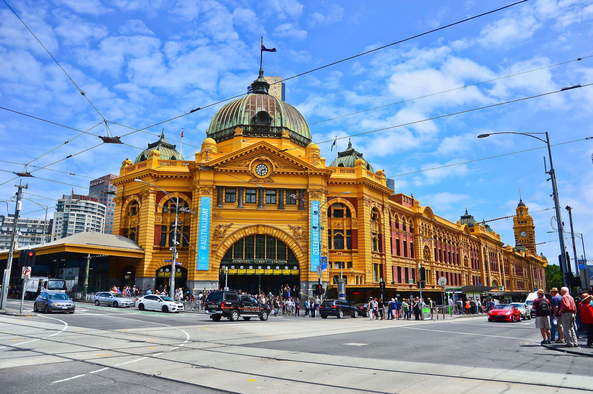 Cars and passengers in front of Flinders Street Station