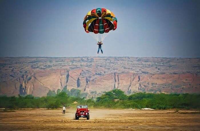 Parasailing in desert, Jaisalmer