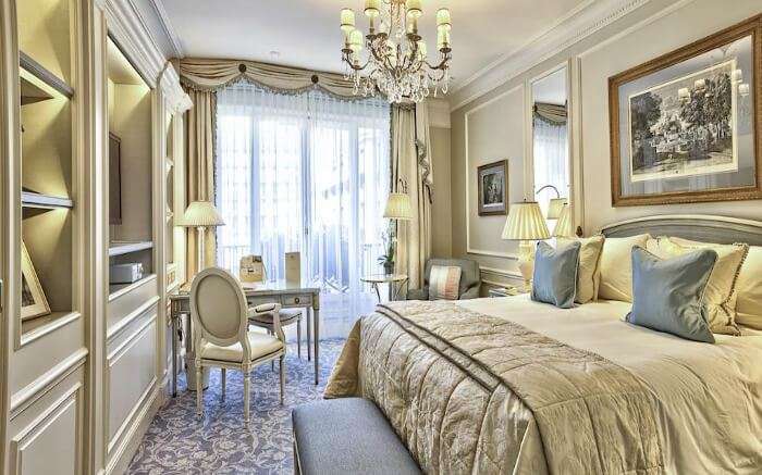 A room in Four Seasons Hotel in Paris 