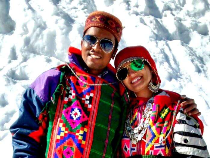 couple sightseeing in manali