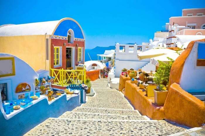 A colorful alley in Santorini in Greece