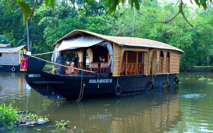 A Backwater Retreat Houseboat approaching shore in Kumarakomss