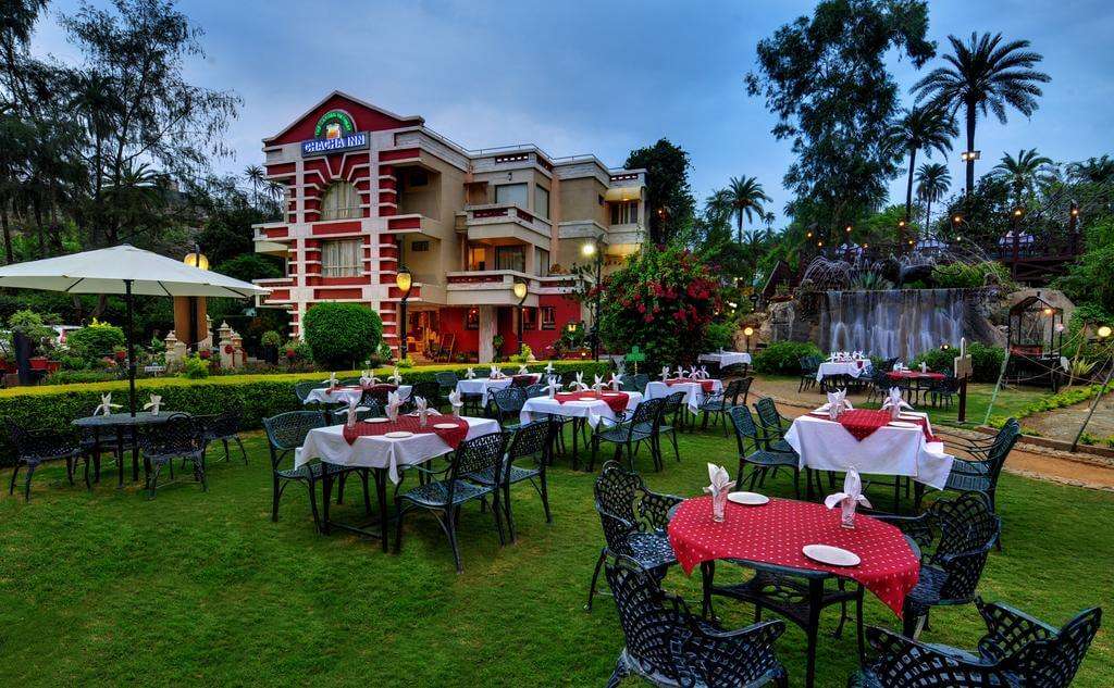 tables oin Hotel Chacha Inn garden