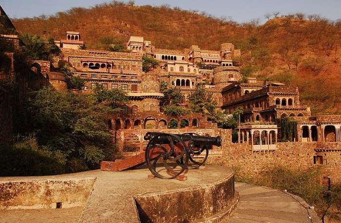 Are unmarried couples allowed in neemrana fort?