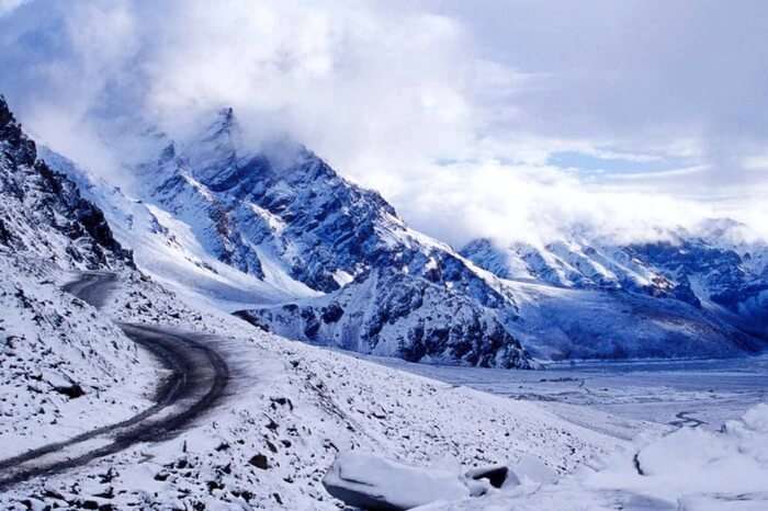 The road leading to Rohtang pass near Manali