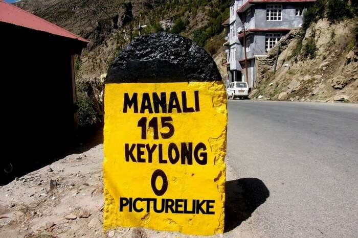 Milestone showing the remaining distance to Manali