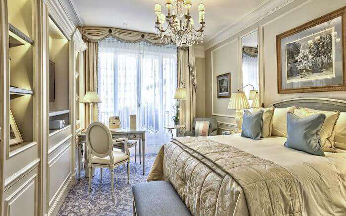 romantic places to stay paris