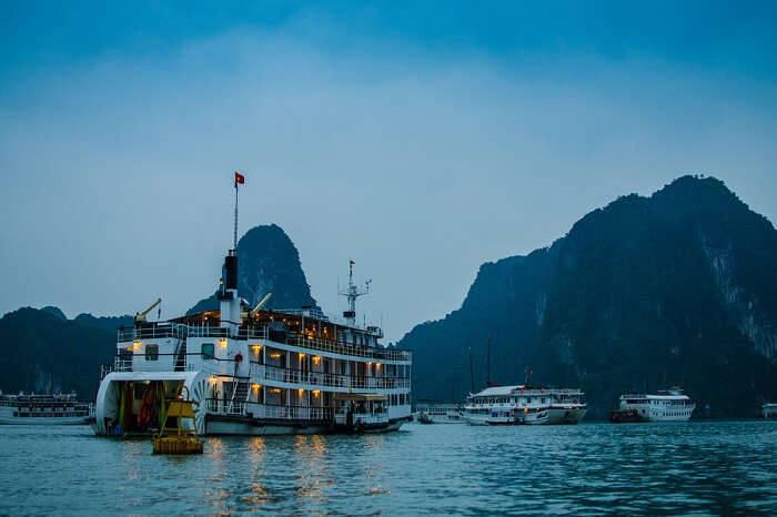 Night cruises in the Halong Bay
