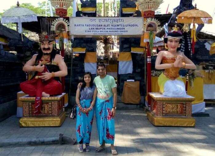couple in bali temple