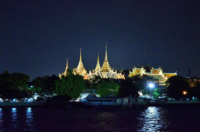 sightseeing on the river cruise in bangkok