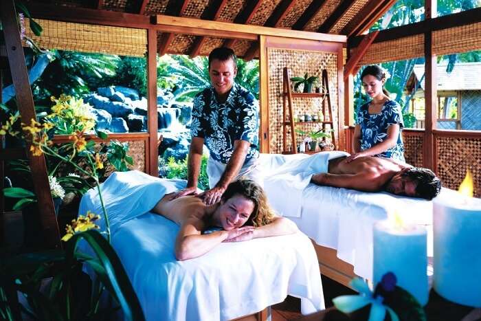 A couple spa therapy at one of the wellness resorts in Hawaii