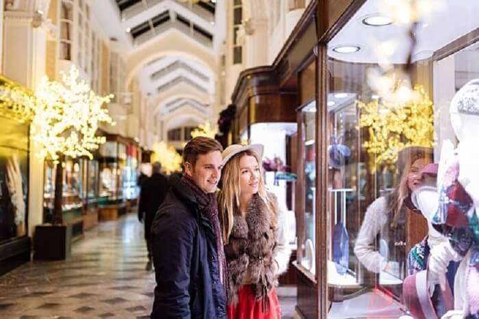 couple shopping in london