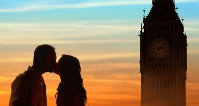 couple kissing at big ben